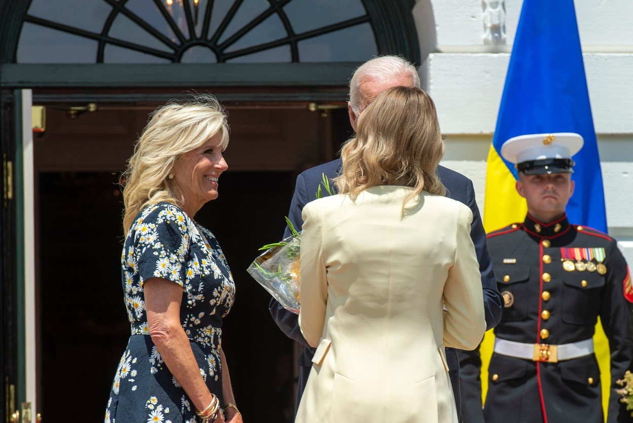Olena Zelensky primește u buchet de flori de la soții Biden