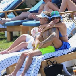 Hailey Bieber își ține soțul în brațe, pe un șezlong, la plajă