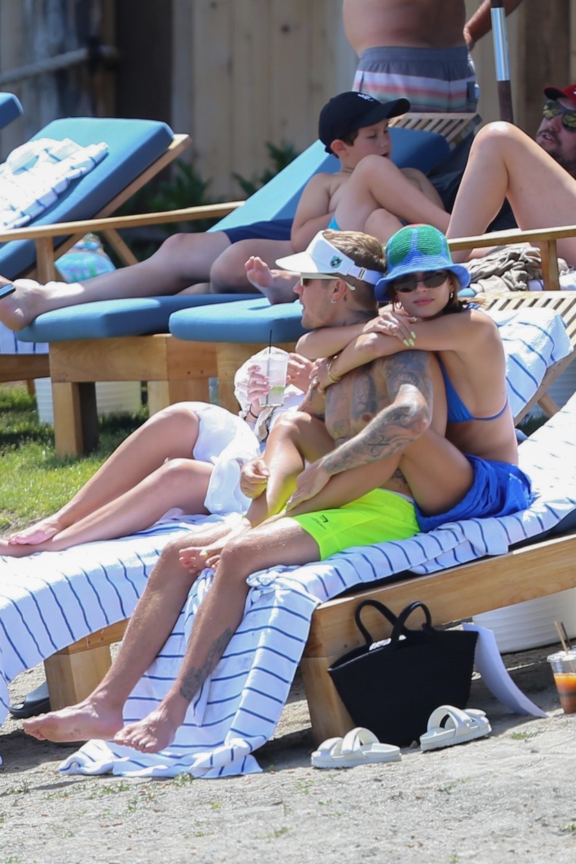 Hailey Bieber își ține soțul în brațe, pe un șezlong, la plajă