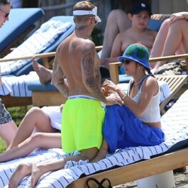 Soții Bieber, la plajă, alături de un grup de prieteni