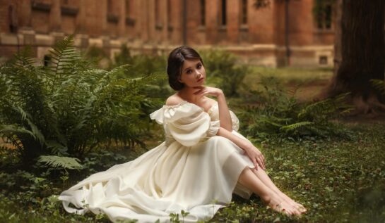O femeie frumoasă care este îmbrăcată într-o rochie albă care stă în fața unui castel pentru a reprezenta una din cele trei zodiic are trec printr-o despărțire pe data de 16 iulie 2022