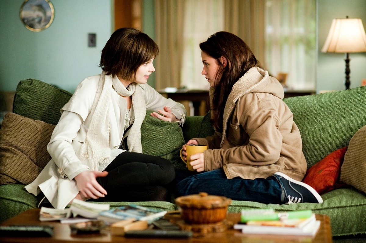 Ashley Greene și Kristen Stewart în filmul Twilight în anul 2009
