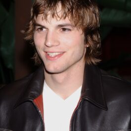 Ashton Kutcher la o conferință de presă din adolescență
