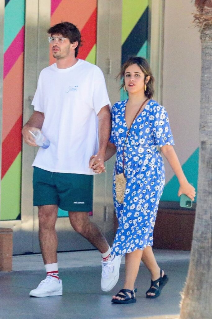 Camila Cabello și Austin Kevitch în timp ce se plimbă prin Los Angeles