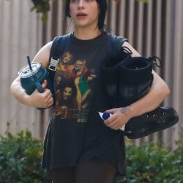 Billie Eilish într-un tricou negru în timp ce părăsește sala de sport din Los Angeles