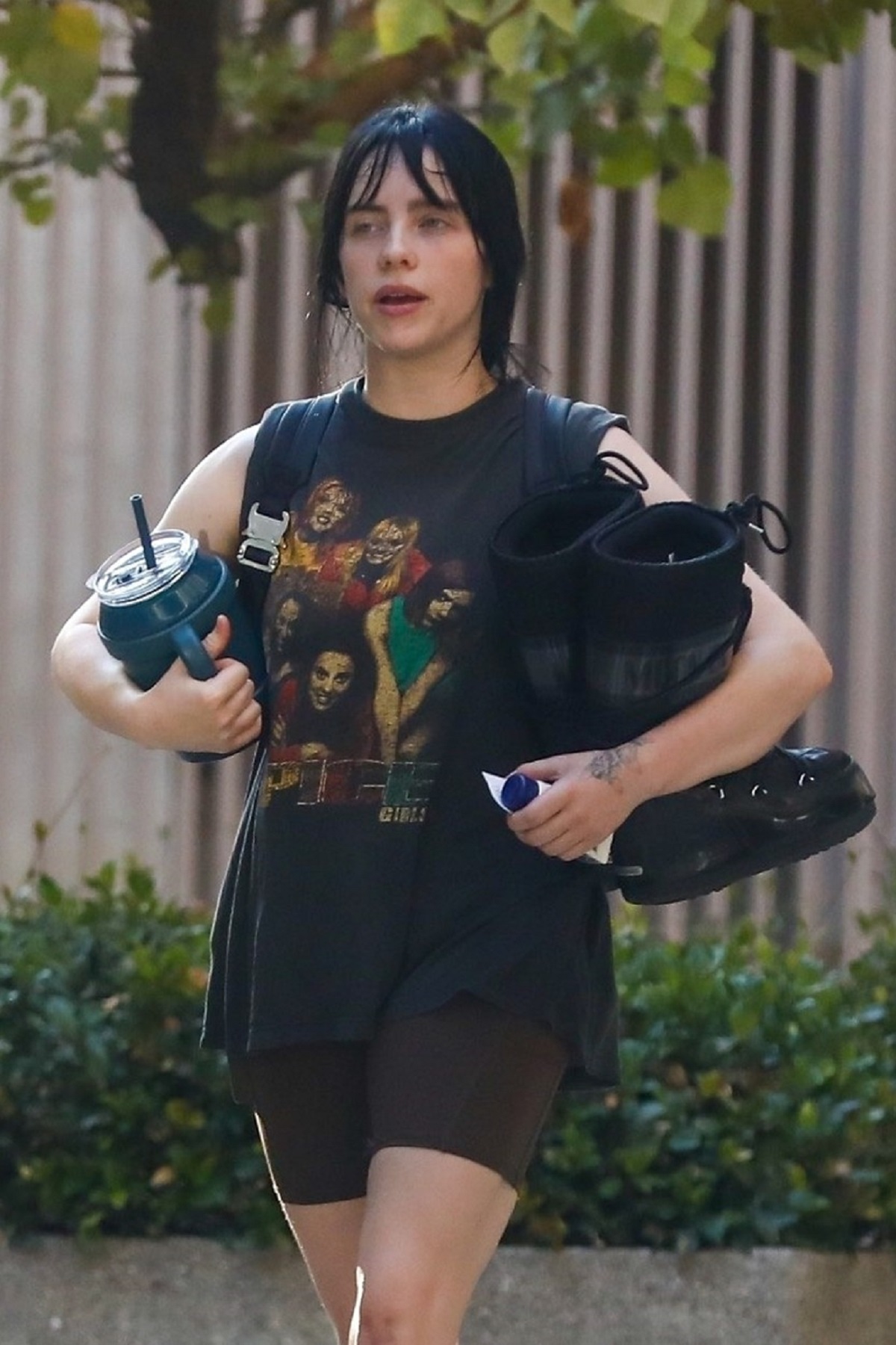 Billie Eilish într-un tricou negru în timp ce părăsește sala de sport din Los Angeles