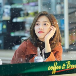 Son Soo- Jeong, interpretată de Jo Bo Ah, în timp ce privește pe geam într-o scenă din My Strange Hero