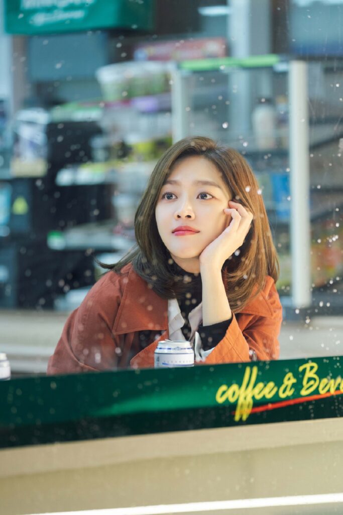 Son Soo- Jeong, interpretată de Jo Bo Ah, în timp ce privește pe geam într-o scenă din My Strange Hero