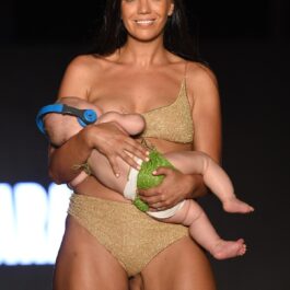 Modelul Mara Martin în timp ce alăptează un copil