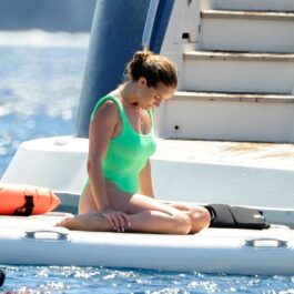 Rosie Huntington-Whiteley într-un costum de baie verde în timp ce se află în vacanță