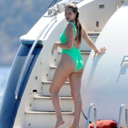 Rosie Huntington-Whiteley într-un costum de baie verde pe un iaht în Spania