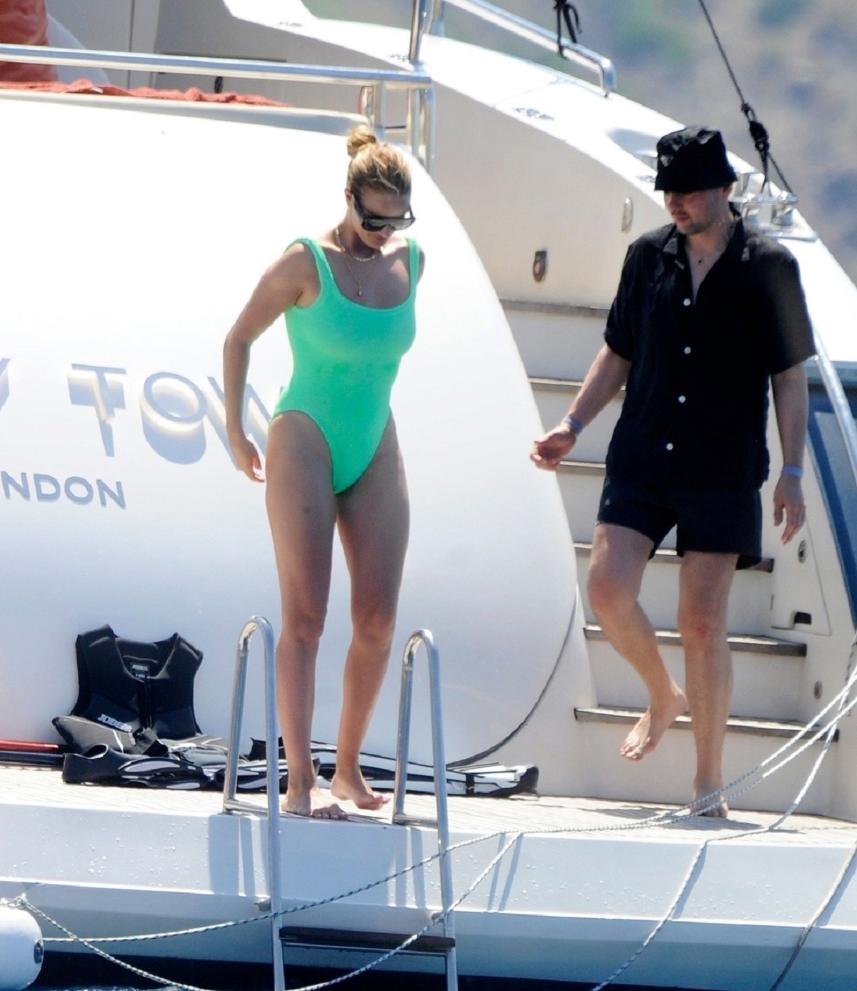 Rosie Huntington-Whiteley și Jason Statham au mers în vacanță în Spania și au petrecut pe un iaht de lux