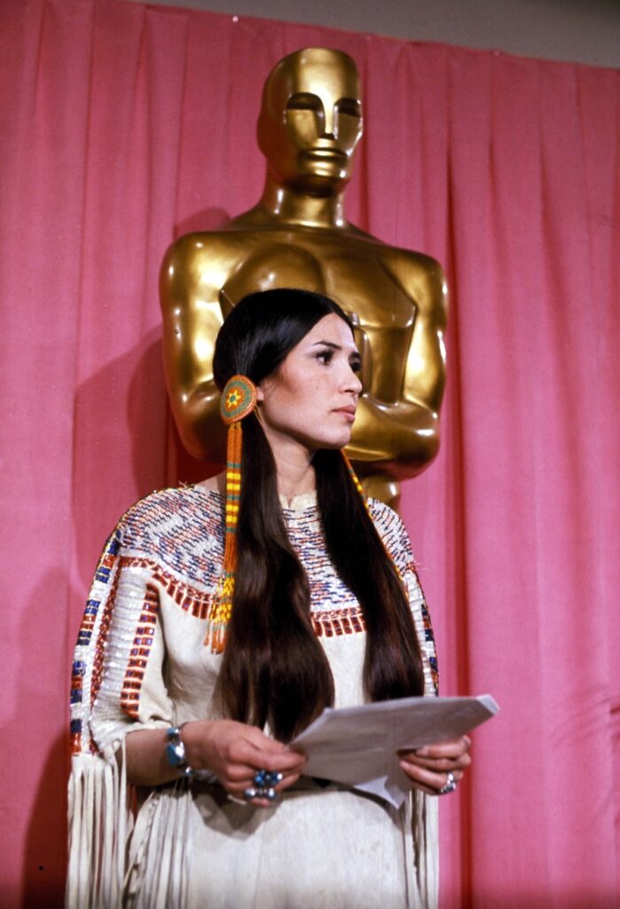 Sacheen Littlefeather în timpul Premiilor Oscar 1973