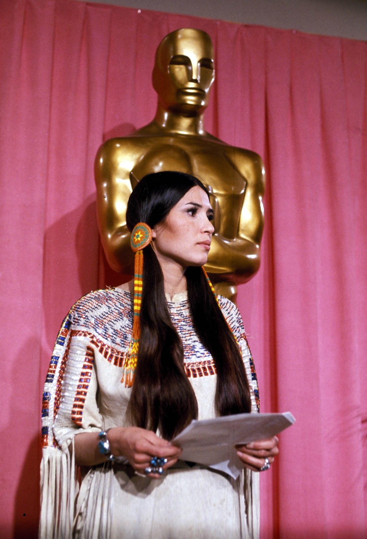 Sacheen Littlefeather în timpul Premiilor Oscar 1973