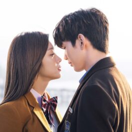 Kang Bok-Su, interpretat de Yoo Seung Ho în tmp ce o sărută pe Jo Bo Ah în My Strange Hero