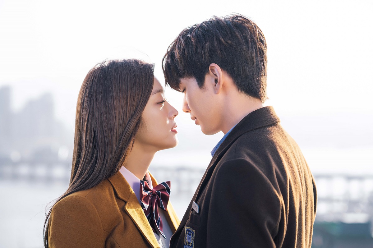 Kang Bok-Su, interpretat de Yoo Seung Ho în tmp ce o sărută pe Jo Bo Ah în My Strange Hero