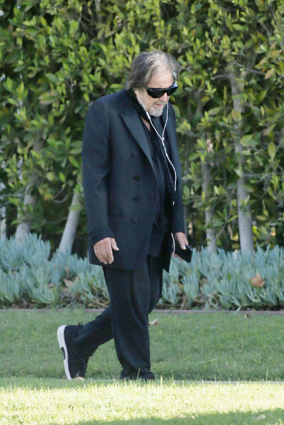 Al Pacino într-un costum negru în timp ce se plimbă