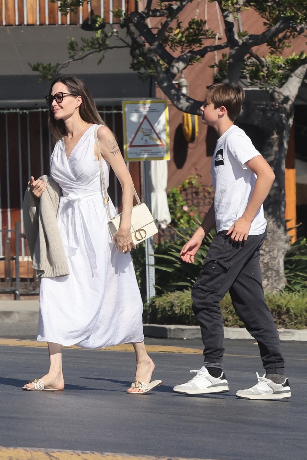 Angelina Jolie și Knox în timp ce părăsesc un magazin din California