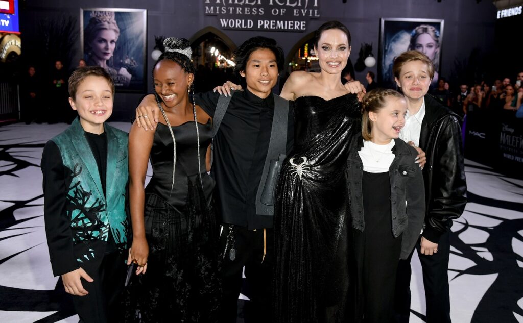 Angelina Jolie alături de copiii ei la premiera filmului Maleficent