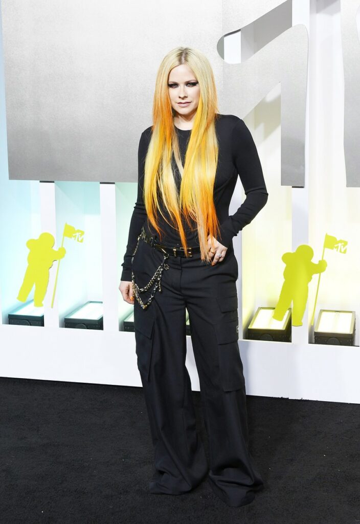 Avril Lavigne, într-o pereche de pantaloni și o bluză, all black, la MTV VMA 2022