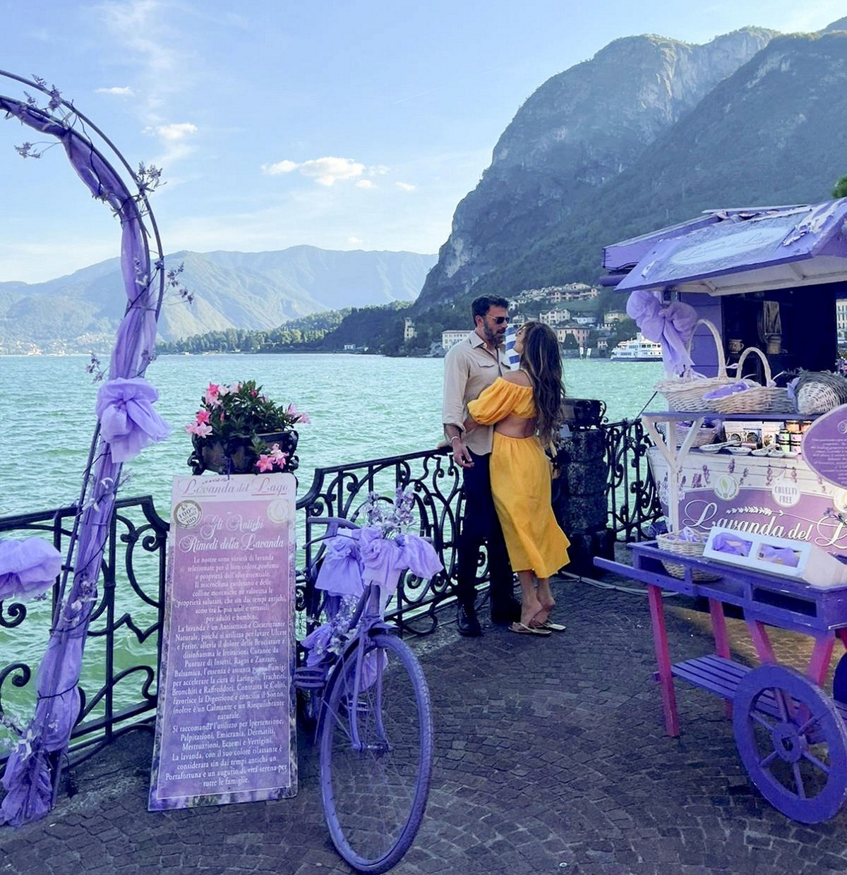 Jennifer Lopez și Ben Affleck în ipostaze tandre la Lacul Como
