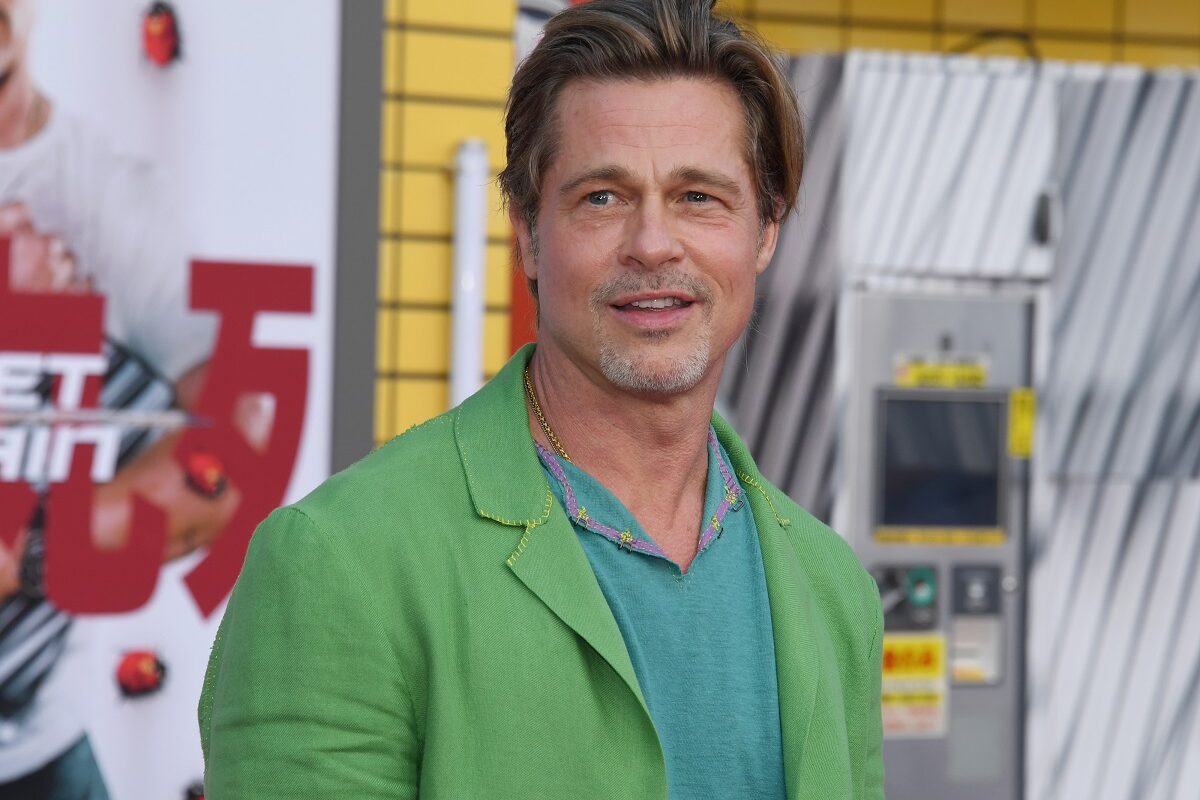 Brad Pitt într-un costum verde la premiera filmului Bullet Train din Los Angeles 2022
