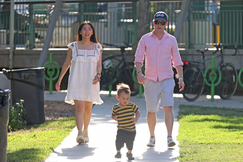 Macaulay Culkin și iubita sa, la plimbare cu fiul lor
