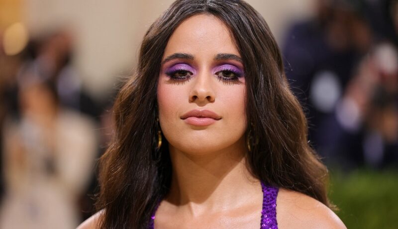 Camila CAbello într-o rochie violet la Met Gala 2021
