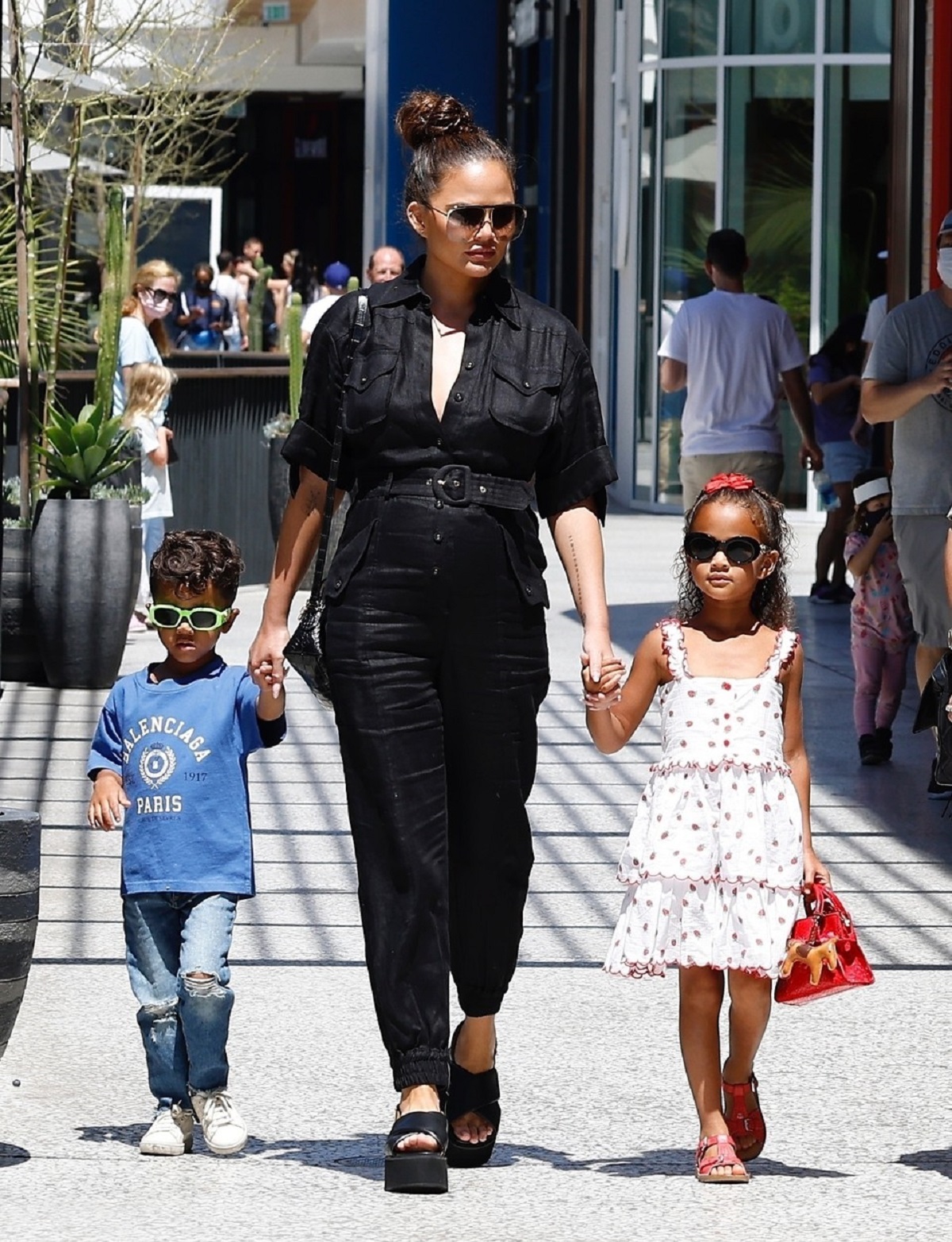 Chrissy Teigen a luat prânzul în Los Angeles alături de cei doi copii ai săi, Luna și Miles