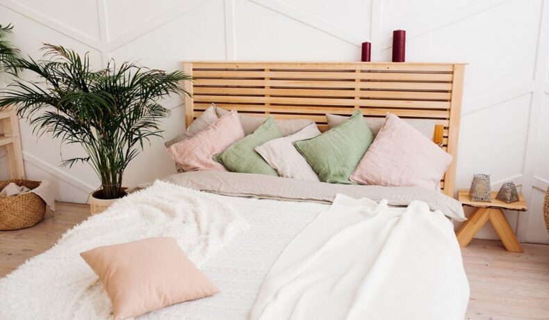 Un dormitor înc are se află un pat cu perne în culori de perne pe care ar trebui să le eviți în dormitor