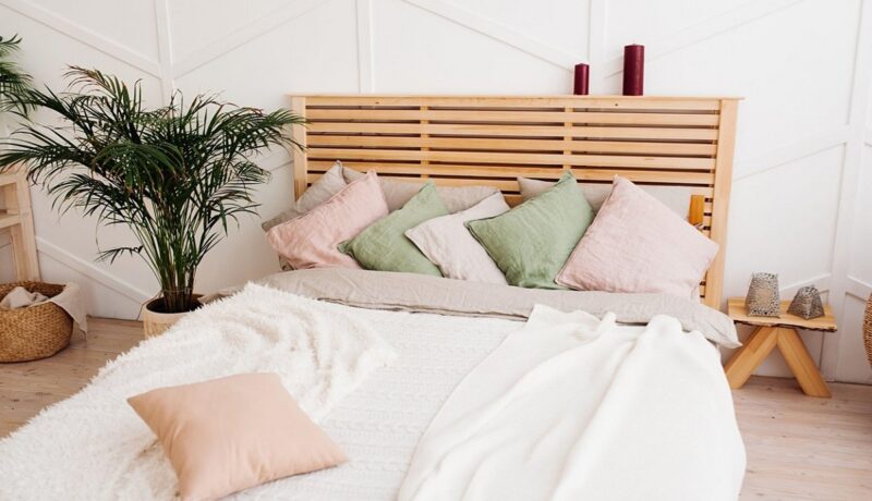 Un dormitor înc are se află un pat cu perne în culori de perne pe care ar trebui să le eviți în dormitor