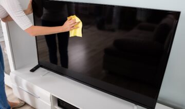 O femeie care te învață cum poți curăța corect ecranul televizorului