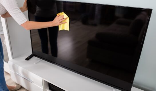 Cum poți curăța în mod corect un televizor. Ce sfaturi oferă specialiștii în domeniu