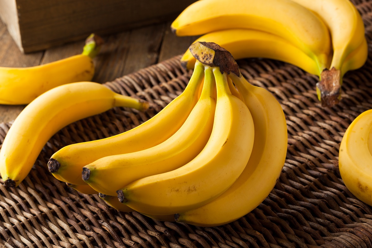 Un coș de răchită pe care se află banane pentru a demonstra cum poți să depozitezi bananele pentru a le păstra mai mult timp
