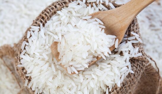Un săculeț în care se află orez alb pentru a ilustra efectele consumului de orez