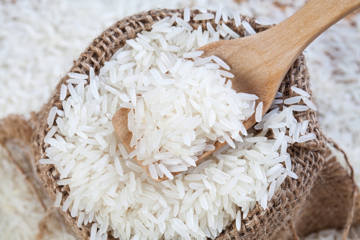 Un săculeț în care se află orez alb pentru a ilustra efectele consumului de orez