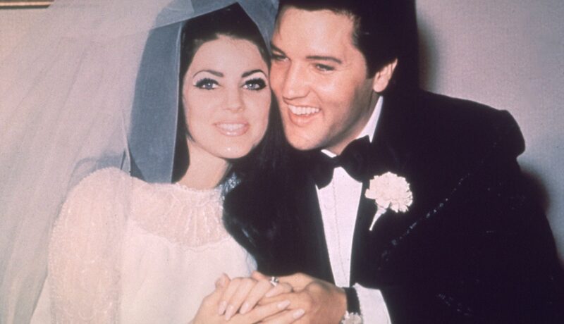 Elvis Presley alături de soția sa Priscilla Presley în ziua nunții