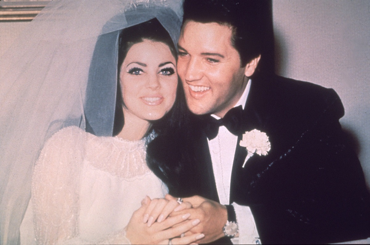 Elvis Presley alături de soția sa Priscilla Presley în ziua nunții