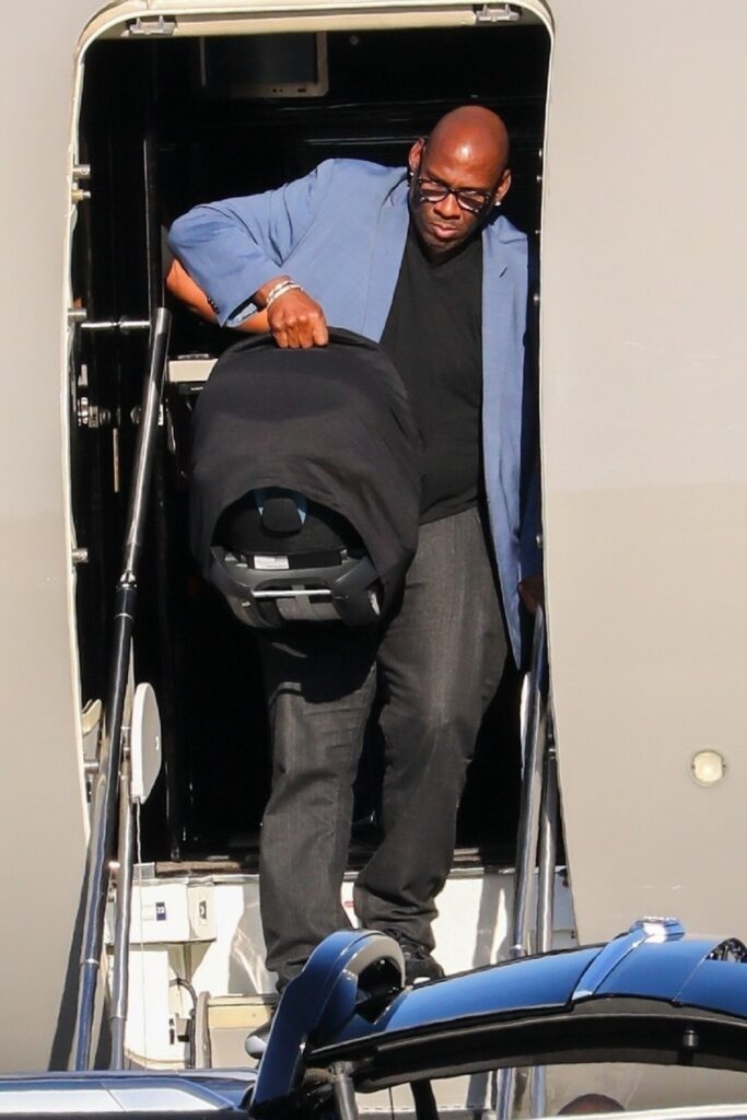 Fiul Rihannei în timp ce este coborât din avion în aeroportul din Los Angeles