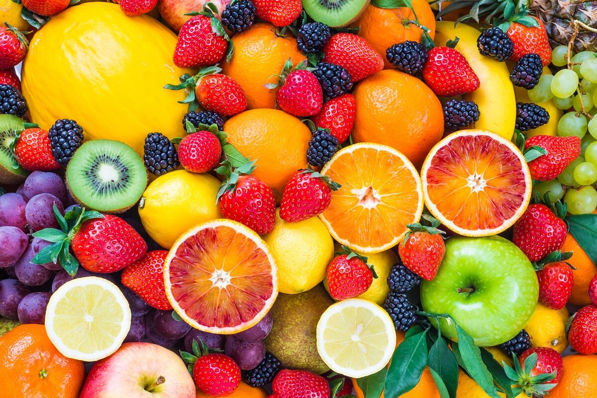 O masă plină cu fructe care reduc inflamația din corp