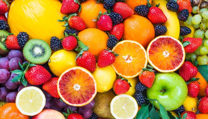O masă plină cu fructe care reduc inflamația din corp