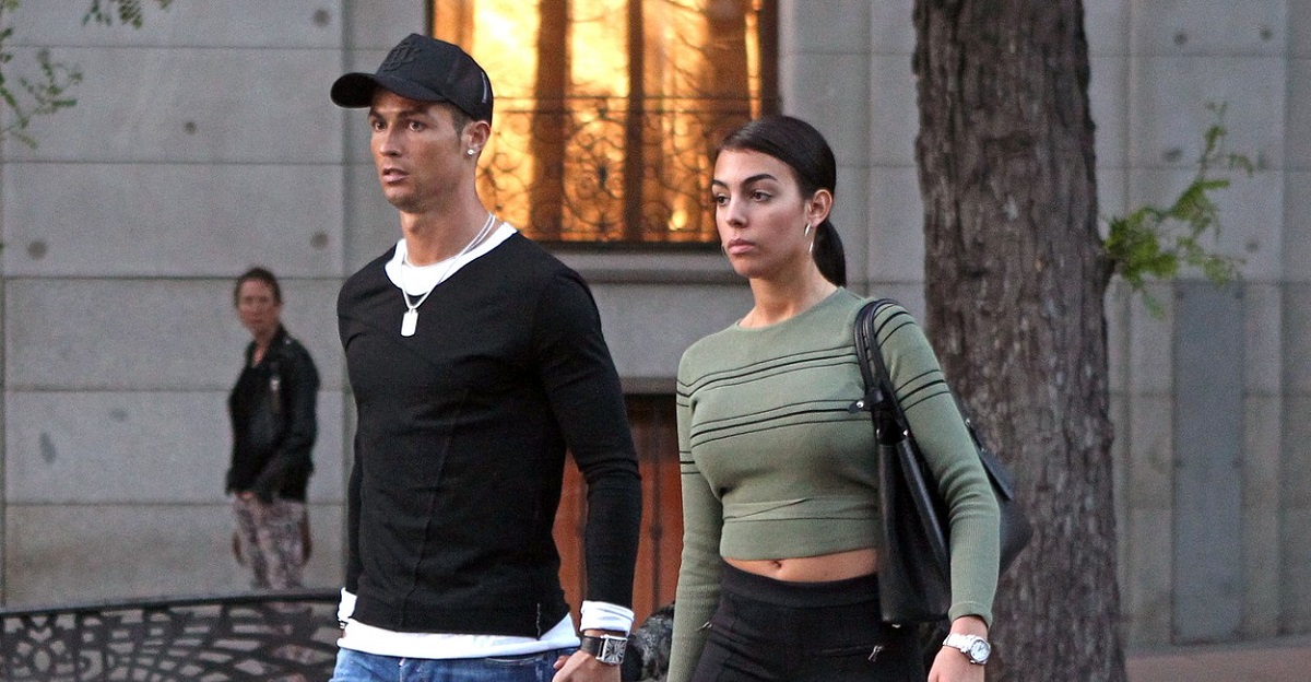Cristiano Ronaldo alături de Georgina Rodriguez în timp ce se plimbă pe stradă