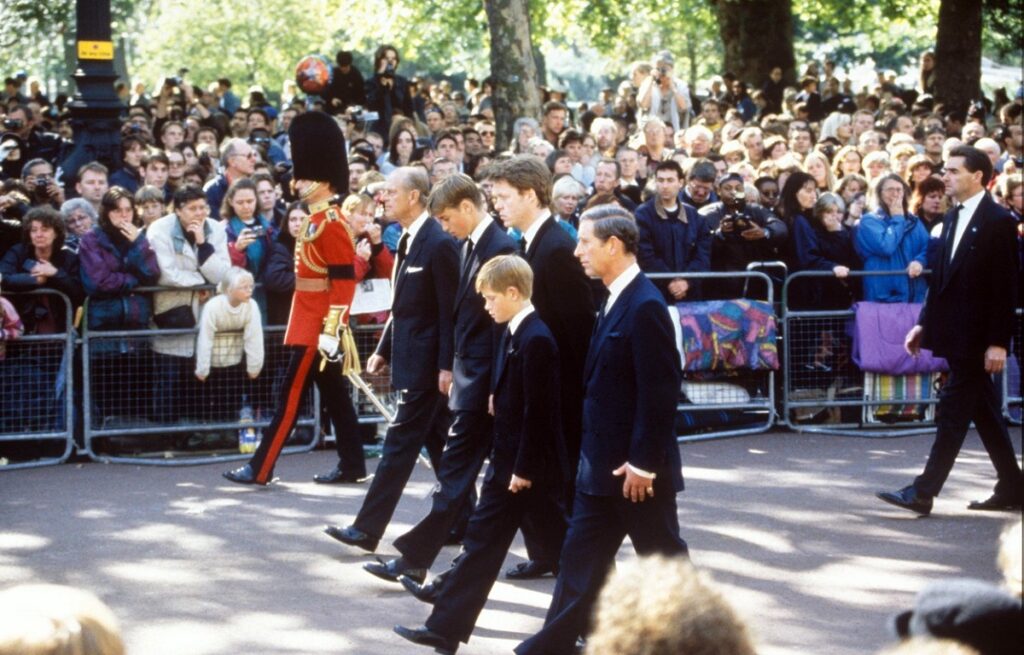 Prințuu Wiliam și Harry alături de Prințul Charles, Prințul Philip și Earl Spencer la înmormântarea Prințesei Diana