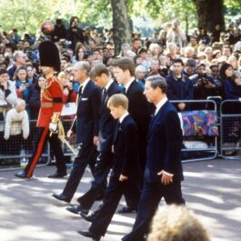 Prințuu Wiliam și Harry alături de Prințul Charles, Prințul Philip și Earl Spencer la înmormântarea Prințesei Diana