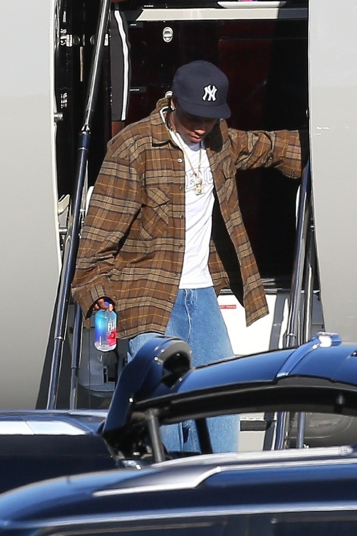 A$AP Rocky în timp ce coboară din avion în Los Angeles