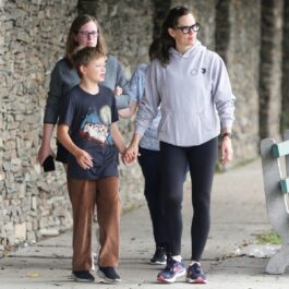 Jennifer Garner în timp ce se află de mână cu fiul ei, Samuel