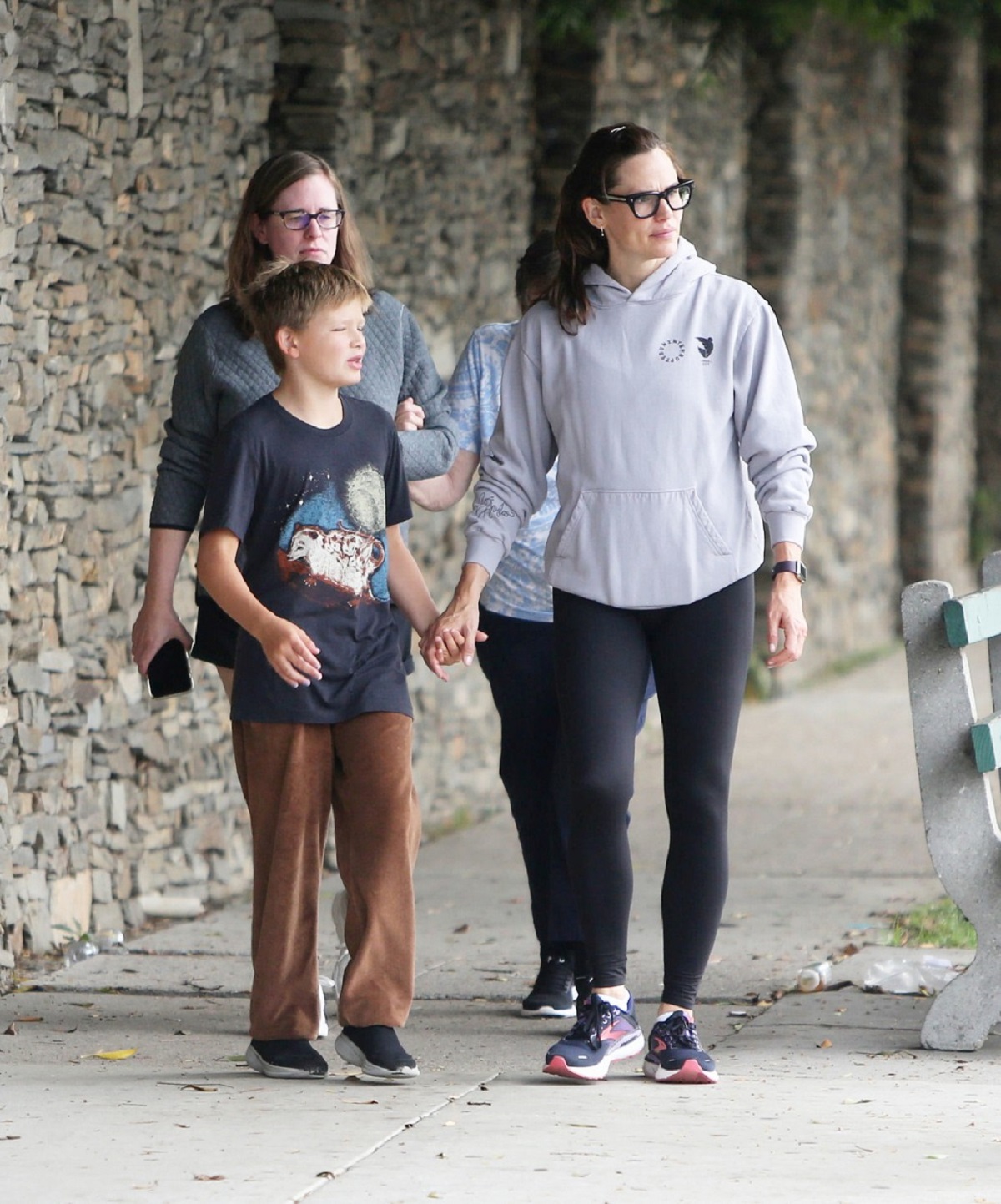 Jennifer Garner în timp ce se află de mână cu fiul ei, Samuel