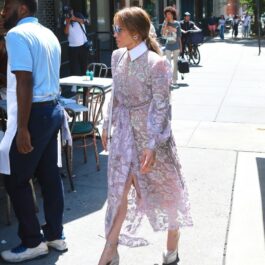 Jennifer Lopez într-o rochie roz a mers în New York la un restaurant