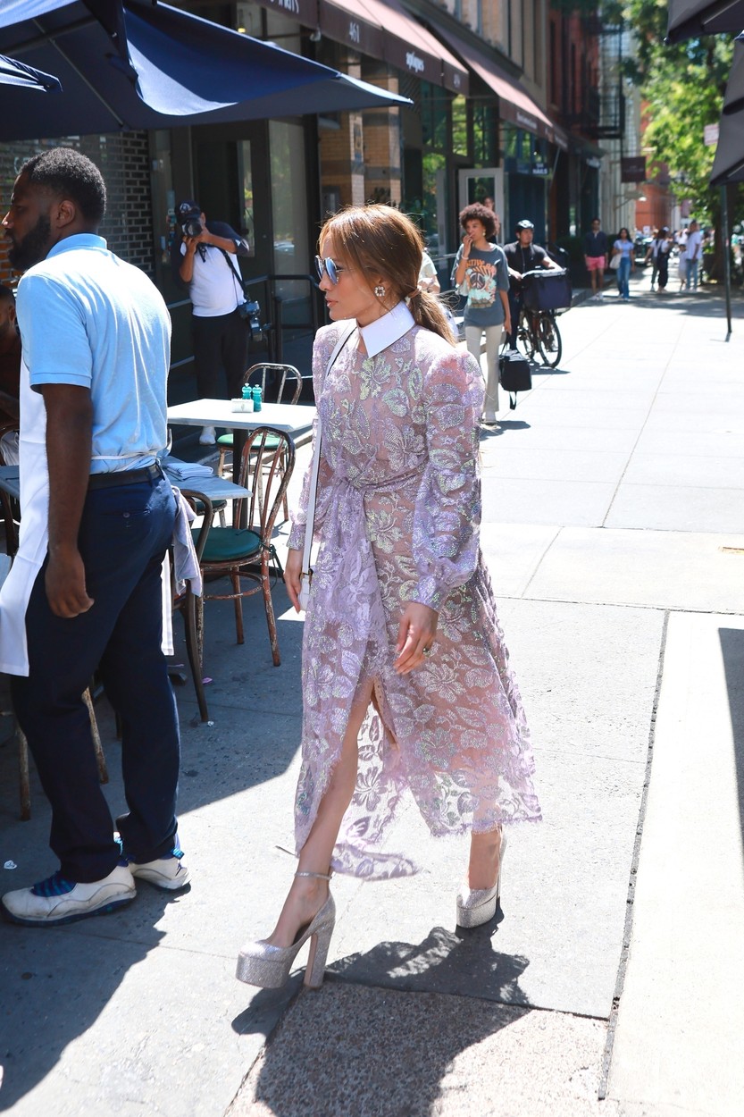 Jennifer Lopez într-o rochie roz a mers în New York la un restaurant