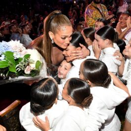 Jennifer Lopez la festivalul de film de la Tribaca în timp ce primește flori